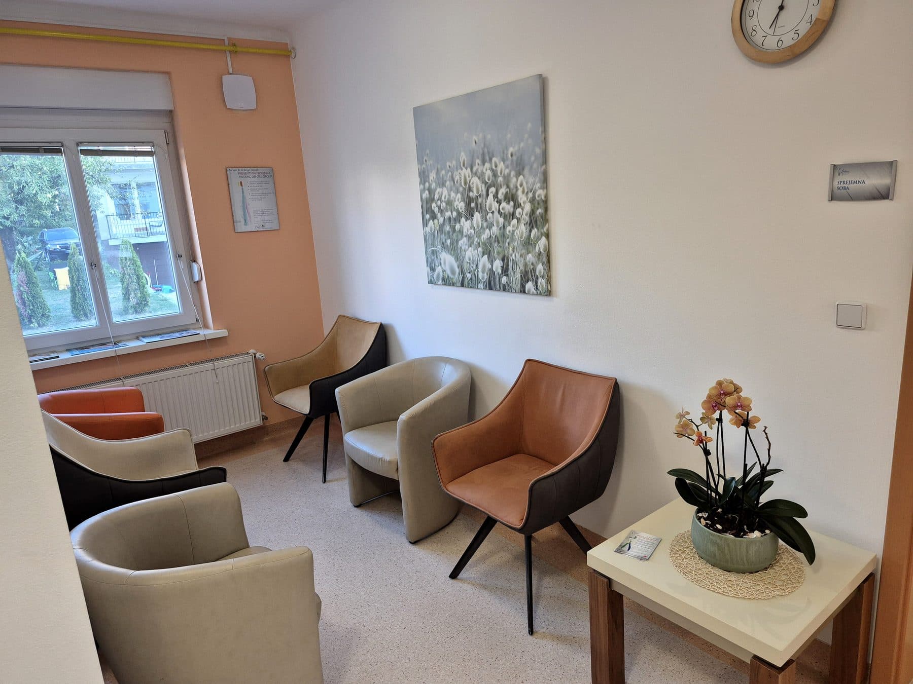 Sprehod skozi čakalnico ordinacije Pintarić Dental v Ptuju