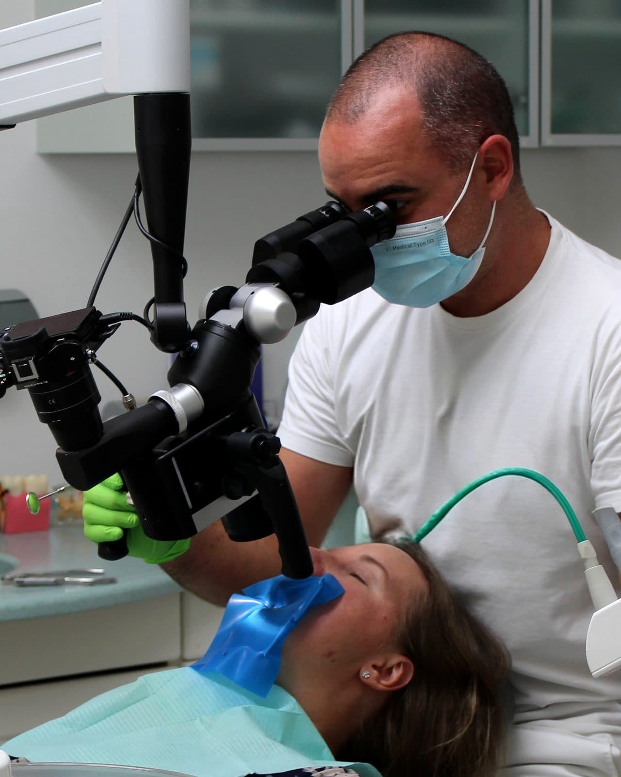 Delo z operacijskim mikroskopom v ordinaciji Pintarić Dental