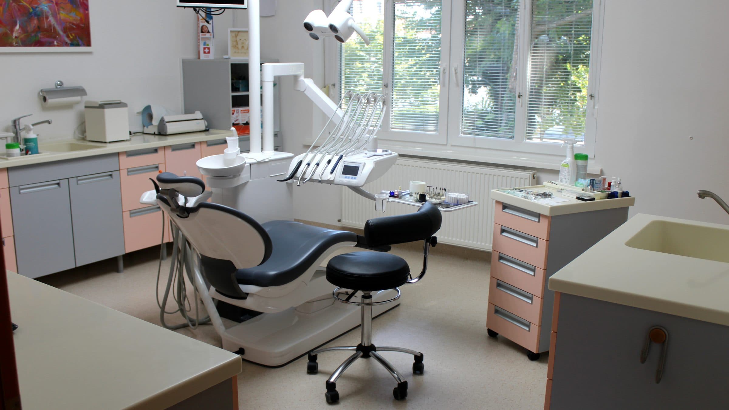 Ordinacija Pintarić Dental v Ptuju, zobozdravstvena ambulanta z velikim oknom in zobozdravstvenim stolom